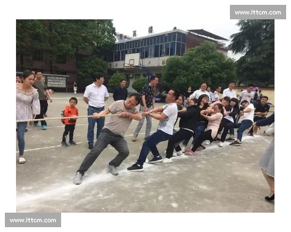 《激情四射的拔河比赛:团结协作展现力量与精神的完美较量》 《激情四射的拔河比赛:团结协作展现力量与精神的完美较量》